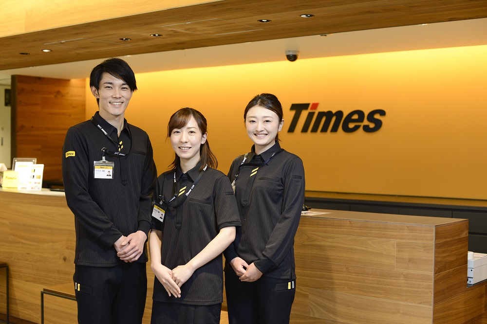 女性2名と男性1名_カウンター前